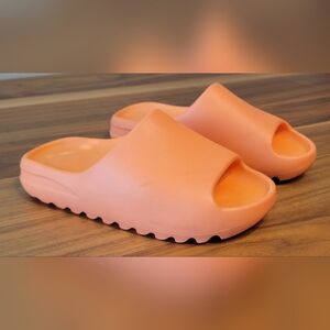 YEEZY Enflame orange 🍊 slides size 9